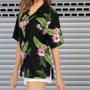 Women's Hawaiian shirt size small. Worn twice. Excellent condition.